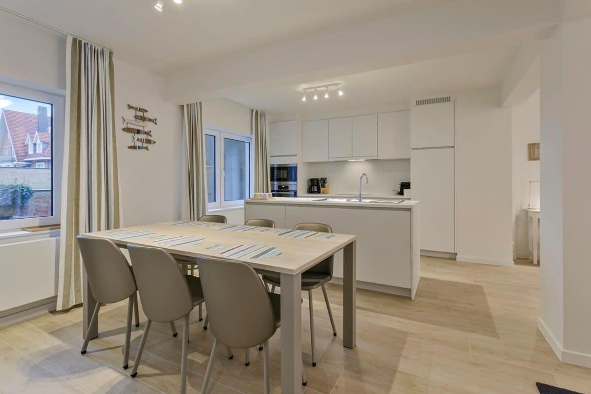 Huswell - Stunning Apartment At The Beachfront Of De Haan Eksteriør bilde