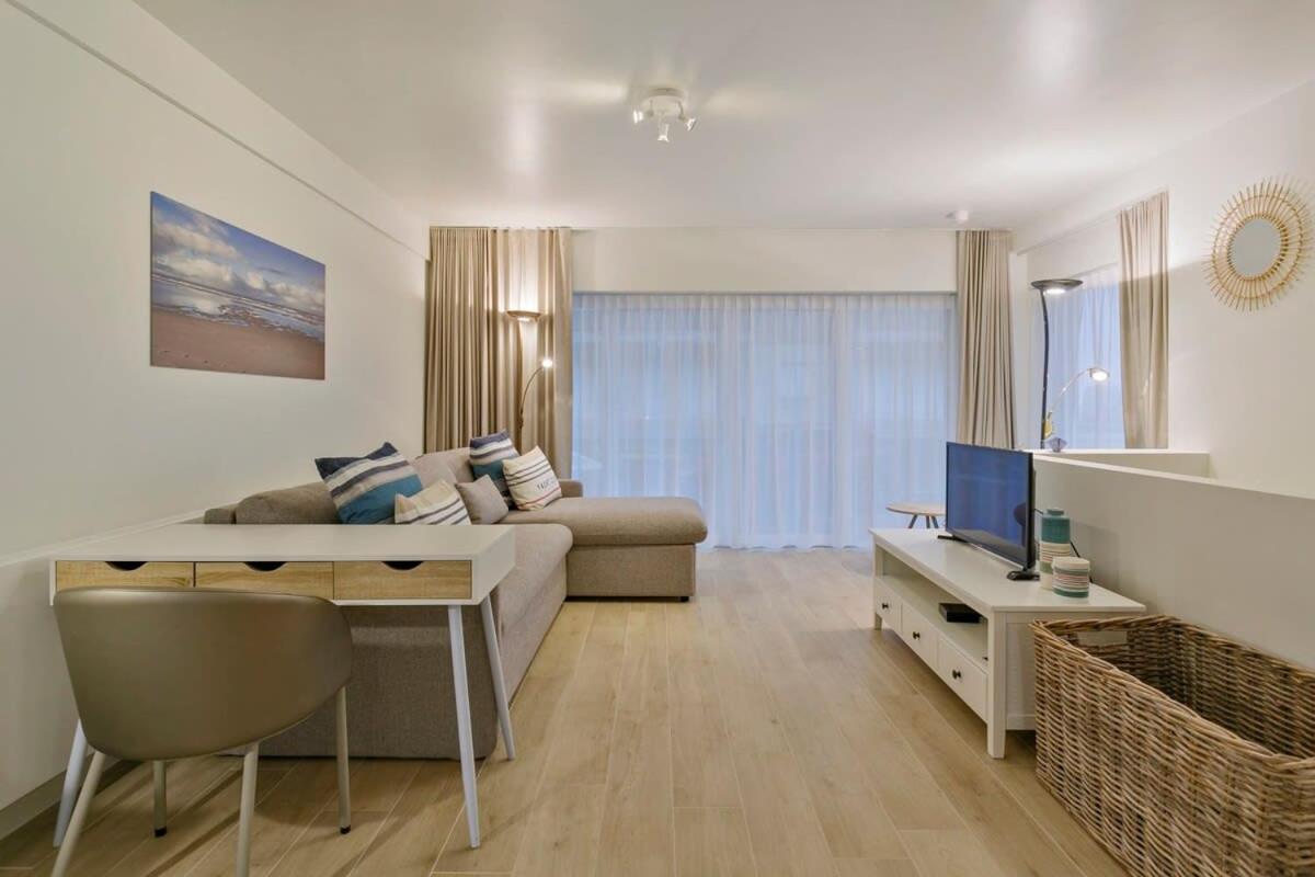 Huswell - Stunning Apartment At The Beachfront Of De Haan Eksteriør bilde
